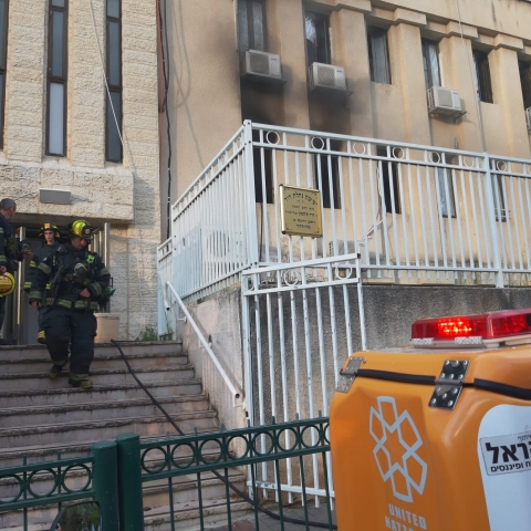 שריפה פרצה בישיבה ברחוב ריינס בפתח תקווה - חדשות בפתח תקווה