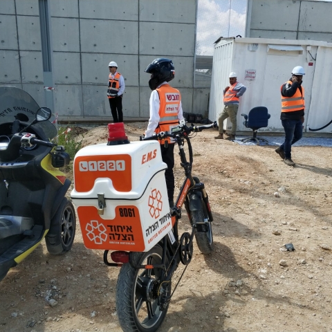 פועל נפצע בינוני לאחר שנפל עליו עמוד ברזל (קונס) במהלך עבודתו באתר בניה ברחוב זבולון המר בפתח תקווה - חדשות בפתח תקווה