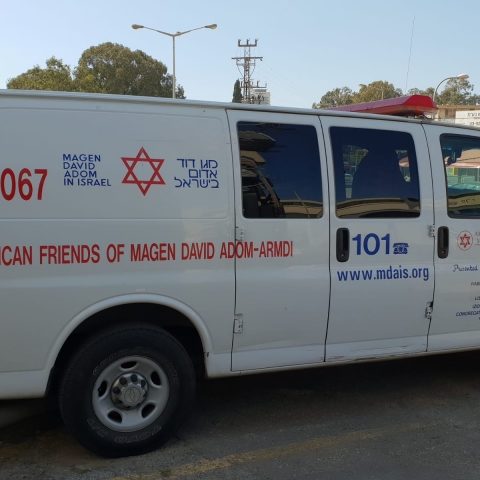 נהג רכב נפצע לאחר שהתנגש עם רכבו במעקה בטיחות במחלף ירקון - חדשות בפתח תקווה