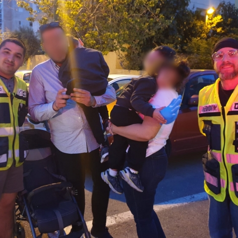 2 פעוטות ננעלו בשגגה ברכב לעיני הוריהם ברחוב אסירי ציון בפתח תקווה (וידיאו) - חדשות בפתח תקווה