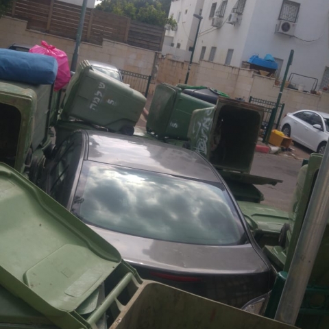זבל מסביב לרכב שחונה בחניית נכים - חדשות בפתח תקווה