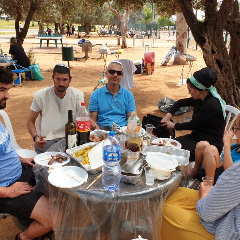 זבח פסח עם משפחת באסטקר בפארק אוחיון בפתח תקווה (וידיאו) - תרבות ופנאי בפתח תקווה