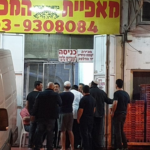 צפו בבהלה לחמץ: עם צאת החג, תורים ארוכים השתרכו במאפיות בפתח תקווה  (וידיאו) - צרכנות בפתח תקווה