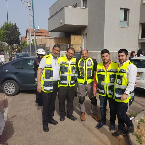 ילד ננעל בשגגה ברכב לעיני אמו ברחוב עין גדי בפתח תקווה - חדשות בפתח תקווה