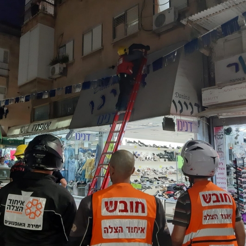 צפו: אישה חולצה לאחר שיצאה מחלון ביתה והתיישבה על גגון חנות ברחוב חובבי ציון בפתח תקווה (וידיאו) - חדשות בפתח תקווה