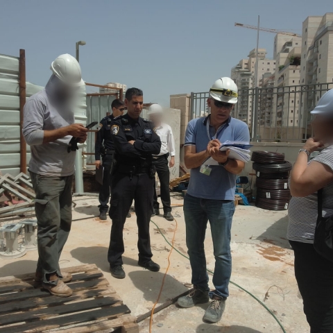 המשטרה הובילה מבצע אכיפה משולב באתרי בנייה בפתח תקווה וחשפה ליקויי בטיחות מסוכנים (וידיאו) - חדשות בפתח תקווה