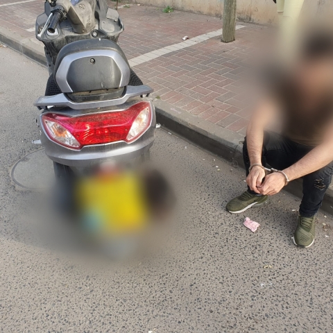 נלכד רוכב קטנוע בן 31 עם פלאפון בזמן הרכיבה בפתח תקווה וחשד לסמים בתא האחסון - חדשות בפתח תקווה