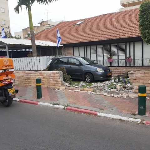 נהגת איבדה שליטה, פרצה גדר של חצר ופגעה בגבר בן 67 ברחוב הילל זכריה בפתח תקווה - חדשות בפתח תקווה