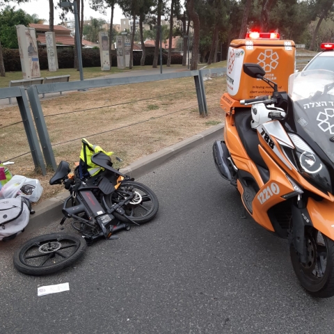 רוכב אופניים חשמליים נפצע בינוני בכביש 40 סמוך לצומת סירקין - חדשות בפתח תקווה