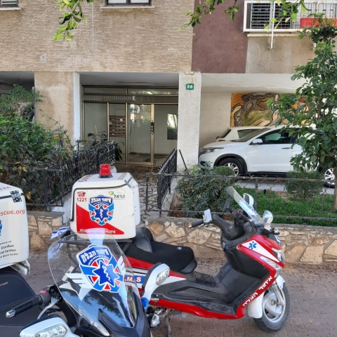 גבר נפצע בינוני כתוצאה מדלת זכוכית בכניסה לבניין מגורים שהתנפצה - חדשות בפתח תקווה
