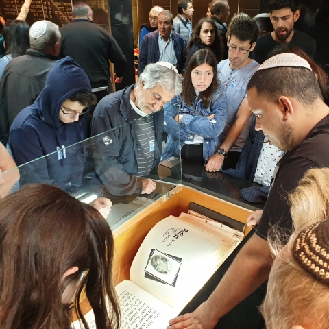 כבכול שנה, טקס יום הזיכרון המרכזי לחללי העיר  התקיים ביד לבנים (וידיאו) - חדשות בפתח תקווה