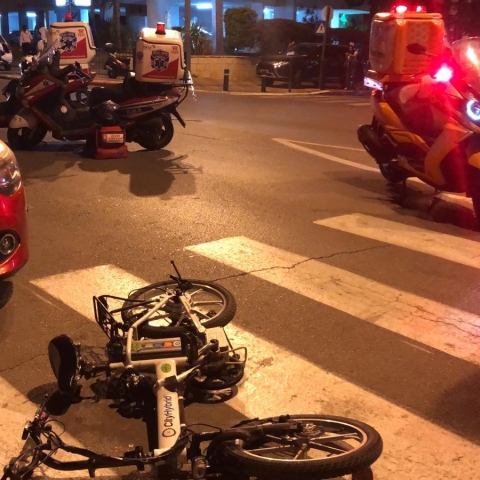 תאונת דרכים בערב החג: רוכב אופניים חשמליים נפצע לאחר שהתנגש ברכב חונה והתהפך - חדשות בפתח תקווה