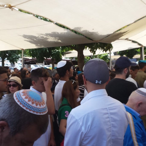 גלעד ארדן בטקס הזיכרון בפתח תקוה: "בית הקברות הקדוש הזה, מספר גם הוא את סיפורה של מדינתנו". - חדשות בפתח תקווה
