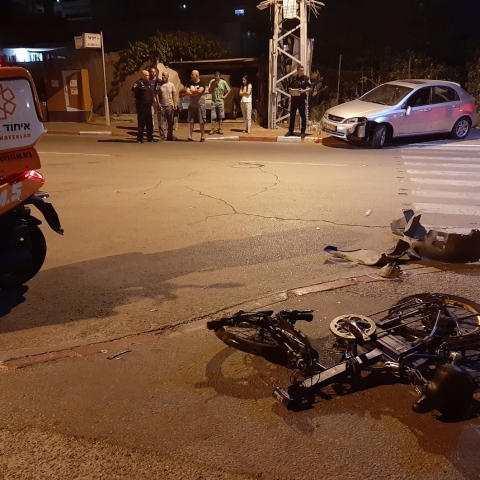 רוכב אופניים חשמליים בן 18 נפצע בינוני מפגיעת רכב ברח' יצחק בן דוד בפתח תקווה - חדשות בפתח תקווה