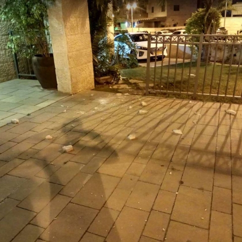  אבני חיפוי נפלו מהמרפסת של קומה 7 ברחוב עזריאל בפתח תקווה - חדשות בפתח תקווה