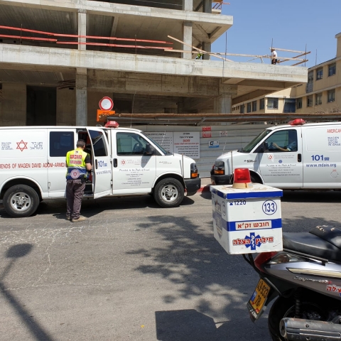 פועל נהרג לאחר שנפל מגובה של כ - 5 קומות באתר בנייה ברחוב המגשימים בפתח תקווה - חדשות בפתח תקווה