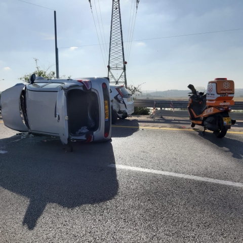 נהגת נפצעה לאחר שהתנגשה ברכב חונה והתהפכה סמוך למחלף עמישב בפתח תקווה  - חדשות בפתח תקווה