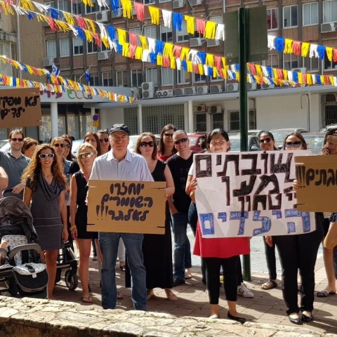 הורים לילדים בגנים הפגינו ברחבת העירייה בדרישה להחזיר את השומרים (וידיאו) - חדשות בפתח תקווה