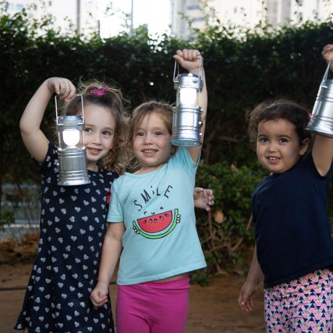 מאות  ילדים השתתפו בתהלוכת עששיות בשכונת נווה גן בפתח תקווה - איכות הסביבה וחזות העיר בפתח תקווה