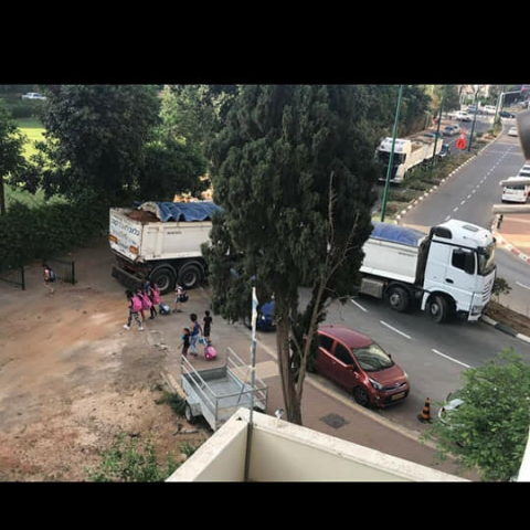 המשאיות נוסעות אחורה והתלמידים הולכים קדימה - חדשות בפתח תקווה