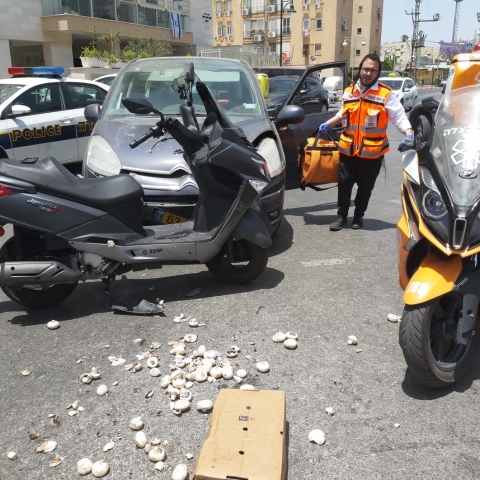 תוך שעתיים: 2 צעירים בני 17 נפצעו ב - 2 תאונות דרכים ברחוב הנביאים בפתח תקווה - חדשות בפתח תקווה