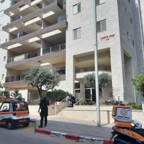 בן 60 נפצע בינוני לאחר שנפל במדרגות נעות ברחוב מוטה גור בפתח תקווה - חדשות בפתח תקווה
