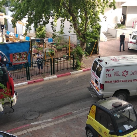 גבר בן 60 נהרג לאחר שנפל ממרפסת בקומה ה-5 ברחוב נחלת בן צבי בפתח תקווה - חדשות בפתח תקווה