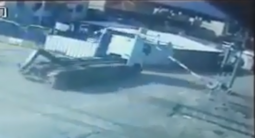 סכנת נפשות: בשנה שעברה כ - 12 אלף רכבים פרצו את מחסום הרכבת (וידיאו) - תחבורה בפתח תקווה