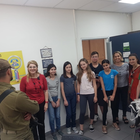איריס וירין מילר עם תלמידי חטיבת בן צבי בפתח תקווה דאגו לחיילי גולני (וידיאו) - מעשים טובים בפתח תקווה