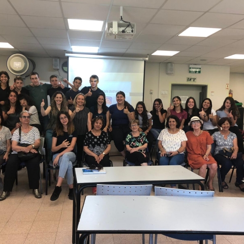 תלמידים בחטיבת אחד העם בפתח תקווה מנגישים  את הסמארטפונים לגמלאי השכונה - חינוך בפתח תקווה