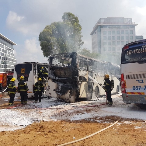 3 אוטובוסים עלו באש ברחוב הסיבים - חדשות בפתח תקווה