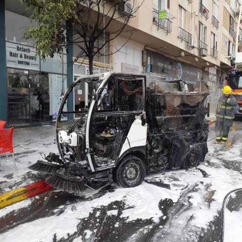 רכב ניקיון של עיריית פתח תקווה עלה באש ברחוב אורלוב בפתח תקווה (וידיאו) - חדשות בפתח תקווה