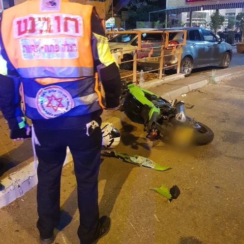 רוכב אופנוע נפצע בינוני לאחר שהחליק ברחוב בן ציון גליס בפתח תקווה - חדשות בפתח תקווה