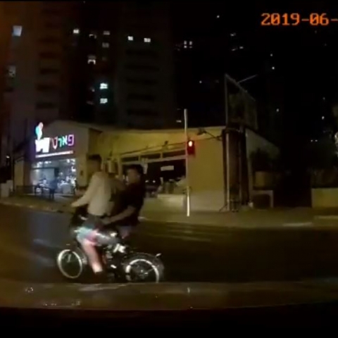 צפו בנסיעה מסוכנת על אופניים חשמליים (וידיאו) - תחבורה בפתח תקווה