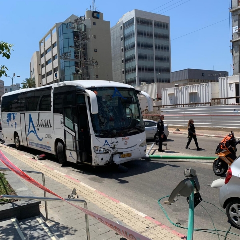אוטובוס ללא נהג הידרדר ופגע בעמוד חשמל וב- 3 רכבים ברח' שוהם בפתח תקווה (וידיאו) - חדשות בפתח תקווה