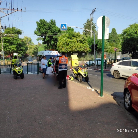 הולכת רגל נפצעה קל מפגיעת רכב ברחוב אחד העם בפתח תקווה - חדשות בפתח תקווה