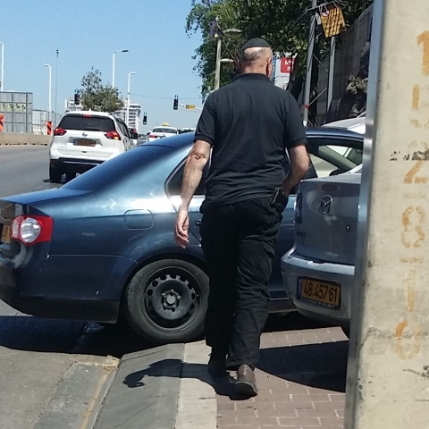 בדרך ז'בוטינסקי בפ"ת: הרכבים חונים וחוסמים את הכביש, הולכי הרגל נאלצים לרדת לכביש (וידיאו) - תחבורה בפתח תקווה