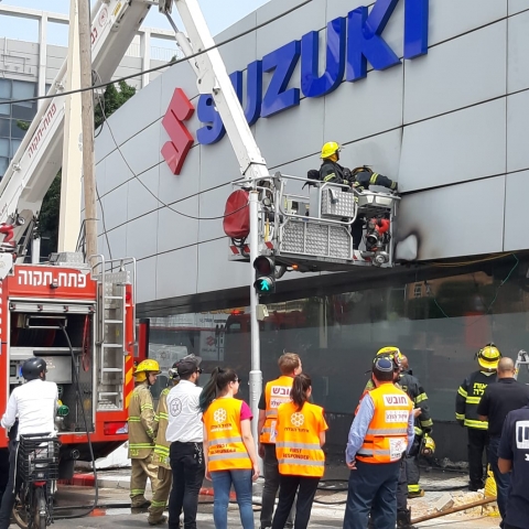 שריפה פרצה בחנות בדרך ז'בוטינסקי בפתח תקווה - חדשות בפתח תקווה