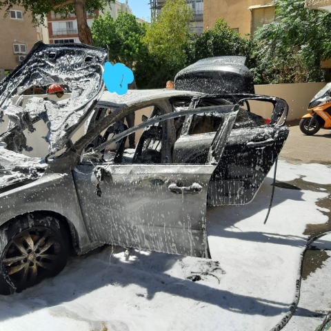 רכב עלה באש ברחוב אלקחי בפתח תקווה - חדשות בפתח תקווה