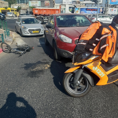 רוכבת אופנים חשמלים נפצעה בתאונת דרכים בצומת סגולה - חדשות בפתח תקווה