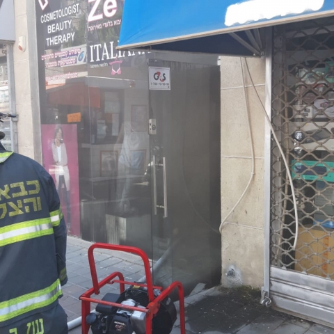 שריפה פרצה בחנות ברח' מוהליבר בפתח תקווה (וידיאו) - חדשות בפתח תקווה