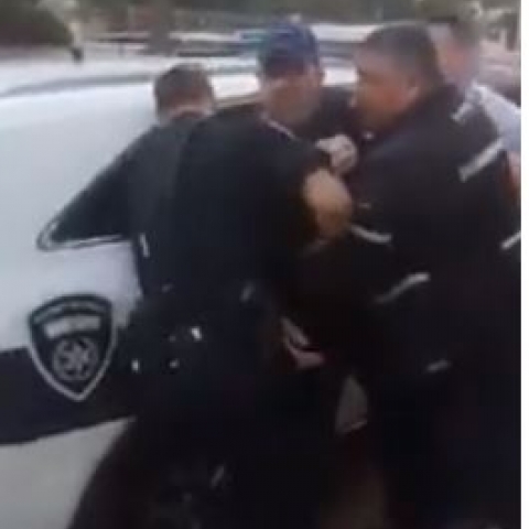 המשטרה מפעילה יד קשה כלפי המפגינים נגד התנהלות היועמ"ש (וידיאו) - חדשות בפתח תקווה