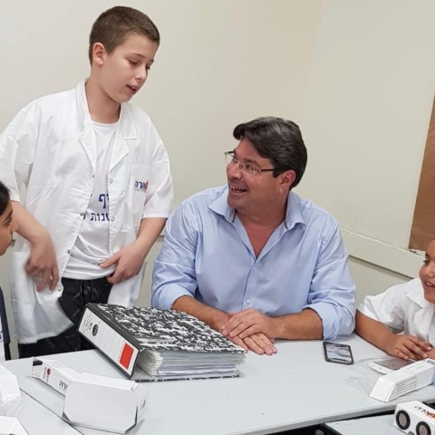 שר המדע והטכנולוגיה אופיר אקוניס ביקר גם השנה בקייטנת המדע בפתח תקוה יחד עם המשנה לראש העיר רפי דהן - חדשות בפתח תקווה