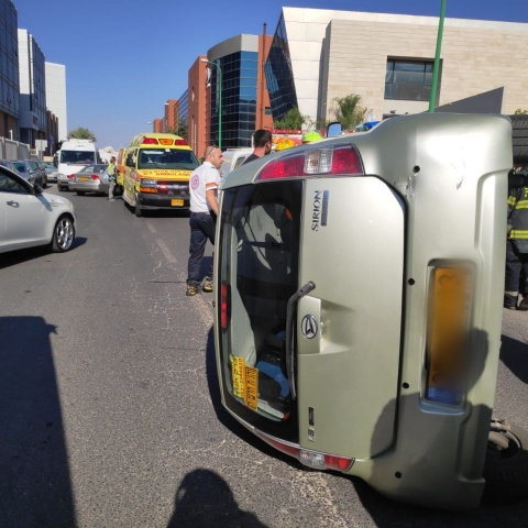 נהגת התהפכה עם רכבה ונפצעה באורח קל בקריית אריה - חדשות בפתח תקווה