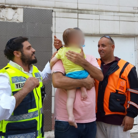 תינוק בן שנה וחצי ננעל בתוך רכב בשגגה בחניית קניון סירקין בפתח תקווה - חדשות בפתח תקווה
