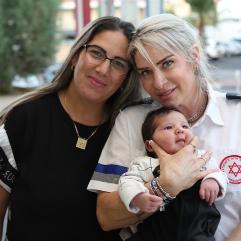 יולדת בפקק תנועה: "היה לי מזל גדול ששני מלאכים חיכו לי בכביש" - בריאות בפתח תקווה