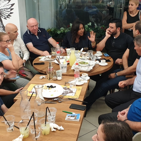 פותחים שולחן עם גבי אשכנזי וח"כ פנינה שאטו בקפה גרג בקניון הגדול בפתח תקווה - חדשות בפתח תקווה