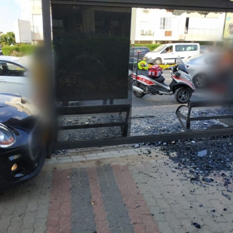 רכב התנגש בתחנת אוטובוס ברח' עין גנים, 3 נשים נפצעו קל - חדשות בפתח תקווה