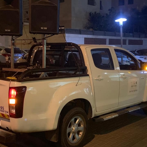 טנדר של עיריית פתח תקווה מאובזר ברמקולים בעלי עוצמה משמיע מוסיקה בכפר גנים - חדשות בפתח תקווה