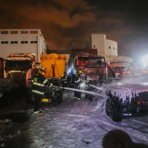 3 רכבים ומשאית עלו באש במגרש מכוניות ברח' יגע כפיים בפתח תקווה - חדשות בפתח תקווה
